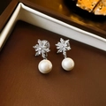Orecchini a fiocco di neve in argento con perle bianche in una scatola regalo - Orecchini Pendenti Perla Fiocco di Neve Zirconia (Coppia)