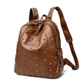 Sac à dos femme en similicuir marron avec rivets argentés et fermetures éclair, vue de profil - Caramel