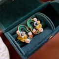 Dettaglio di orecchini vintage a fiore con perle e smalto su scatola di velluto verde - Stile Floreale Verde Vintage Francese / Perno per orecchini in argento-Verde