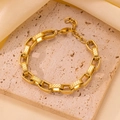 Elegante pulsera de cadena dorada con eslabones rectangulares sobre base de piedra - Estilo de eslabones cuadrados (E134) / Dorado