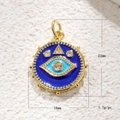 Dettaglio delle dimensioni 22x16mm del ciondolo malocchio dorato con smalto blu - Ciondolo in Oro Occhio del Diavolo Raggiante