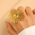 Exaggerated gold sunflower ring for women with bold openwork petals on index finger - Gold (12168)