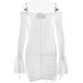 Dettaglio del vestito aderente bianco a spalle scoperte con fiore 3D e maniche a campana - S / Bianco