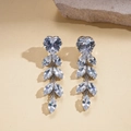 Detailaufnahme der versilberten Tropfenohrringe mit Herzschliff- und marquiseförmigen Zirkonia - Herz Blatt Lange Quaste Ohrringe / Silber (Silver Earring Post)