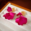 Orecchini a petalo rosa scuro con perni a cuore dorati in una scatola di velluto bianco - Stile Lobo a Cuore Rosa Rosso (Perno in Acciaio Ecologico)