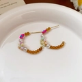 Gros plan de boucles d'oreilles perles en forme de feuille sur une assiette en céramique - 19# Tige en argent-Café-Forme C