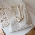 Detail der cremefarbenen Baumwolltasche und passendem Haargummi mit Blumenstickereien - Schultertasche mit zwei Trägern (mit Scrunchie)