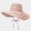 Detail eines orange-weiß karierten Sonnenhuts mit breiter Krempe und praktischem Kinnband - Einheitsgröße / Khaki