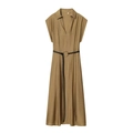 Robe mi-longue sans manches kaki à col en V avec fine ceinture noire et boucle dorée - Kaki