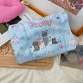 Dettaglio del beauty case celeste con stampa puppy su un vassoio in un set lifestyle - Cucciolo