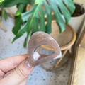 Detalle de una pinza de pelo semicircular hueca rosa empolvado con acabado brillante - Mini Oreja de Gato / Marrón Transparente