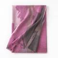 Écharpe rose et grise avec motifs floraux abstraits et franges douces élégantes - Rose