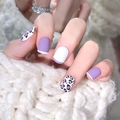 Unghie finte lavanda leopardate con finitura opaca su sfondo in maglia bianca morbida - Stile Leopardato Viola Lavanda Opaco (JP1550)