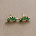 Vista macro di orecchini a ventaglio con pietra marquise verde e placcatura oro 18K - Oro (Zircone Verde)