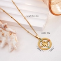 Collana a bussola dorata con strass colorati su una trama bianca in stile minimalista - TG 2559-Bussola Stella a 8 Punte / Oro