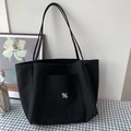 Detail einer dicken schwarzen Canvas-Tasche mit Fronttasche und weißem Prozent-Symbol - Schwarz