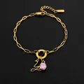 Elegante gouden roestvrijstalen kettingarmband met roze edelsteen en cursieve letter L - Letter Y