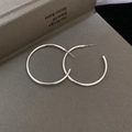 Dettaglio degli orecchini a cerchio in argento con chiusura a farfalla su base grigia - Medio-4cm (Perno S925)