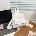Mochila pequeña de pana blanca con correas ajustables y bolsillo delantero - Blanco