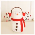 Detailansicht eines weichen Filz-Schneemanns mit roten Ohrenschützern und einem langen Schal - Schneemann