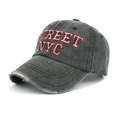 Berretto da baseball grigio antracite lavato effetto usato con ricamo Street NYC rosso - Nero (Grigio Antracite)