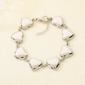 Dettaglio di un braccialetto a maglie a forma di cuore in argento con moschettone - Argento (KB210109-Z)