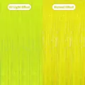 Neon-Folienvorhang mit UV-Lichteffekt im Vergleich zur normalen Ansicht im Detail - Standardhöhe / Fluoreszierendes Macaron Gelb