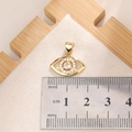 Nahaufnahme eines goldenen Evil-Eye-Anhängers mit Zirkonia und Lineal zur Größenbestimmung - Gold Augenform Anhänger (E0010G)