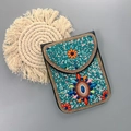 Sac bohème fait main en perles turquoise avec motifs floraux colorés et pierres - Bohème Turquoise