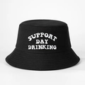 Detailopname van zwarte katoenen vissershoed met wit SUPPORT DAY DRINKING borduursel - Eén maat / Zwart