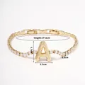 Dettaglio del bracciale dorato con ciondolo lettera A in zircone e misure del prodotto - Lettera A