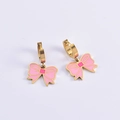 Eleganti orecchini a cerchio dorati con dolci pendenti a fiocco in smalto rosa - Orecchini