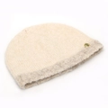 Dettaglio del berretto in maglia beige con risvolto grigio e stemma in metallo dorato - Taglia unica / Bianco Sporco e Grigio Contrasto (D)
