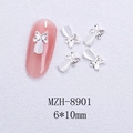 Detalle de dijes para uñas mariposa plateada con piedras ojo de gato blancas en uña rosa - Estilo Mariposa Plateada Ojo de Gato Blanco (8901)