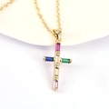 Collana a croce dorata con zirconi colorati taglio baguette su espositore bianco - Arcobaleno