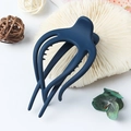 Pince à cheveux mate bleu foncé en forme de pieuvre sur fond blanc avec décor corail - Bleu Marine Mat