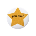 Badge rond en fer-blanc avec une étoile jaune et l'inscription You Tried - Étoile jaune YOU TRIED (XZ8128)
