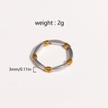 Makro-Detail des 3mm breiten Gold-Silber-Rings mit Herz- und Blatt-Akzenten - Herzdekoration Stil (款式1)