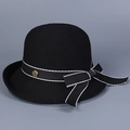 Détail du chapeau cloche en tricot noir avec nœud en ruban et badge camélia doré - M (56-58cm) / Noir