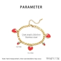 Detail van aardbeienarmband in goudkleur met schakelketting van roestvrij staal - Aardbei Thema Bedel Stijl (KB203070-Z)