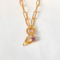 Goldene Halskette aus Titanstahl mit geriffeltem V-Anhänger und lila Kristallschmuck - Buchstabe V (XNL0079) / Silber