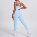 Vue détaillée de l'ensemble de yoga bleu clair avec soutien-gorge de sport à dos croisé - S / Haut Et Bas / Bleu Ciel