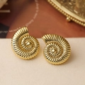 Primer plano de elegantes pendientes de concha en espiral dorada con textura metálica - Caracol en Espiral Dorado Liso