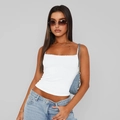 Canotta bianca attillata con bordo in pizzo e spalline sottili abbinata a jeans denim - S / Bianco