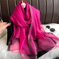 Elegante bufanda larga de seda rojo rosa con ribete de lentejuelas doradas sobre fondo - Rosa Fucsia con Borde Dorado