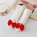 Detail weißer gerippter Babysocken mit großen roten Spitzenschleifen an den Zehen - S (0-1 Jahr) / Weiße Socken (Spitze Rote Schleife)