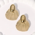 Primer plano de pendientes geométricos dorados con diseño de óvalo pulido y abanico - Dorado