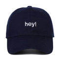 Détail de la casquette marine en coton avec broderie blanche 'hey' en relief sur le devant - Réglable / Bleu Marine