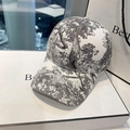 Gorra de béisbol con estampado de bosque en blanco y negro sobre caja de regalo - Talla Única (Ajustable 55-58cm) / Negro