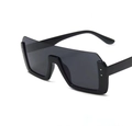 Detail van een zwarte oversized vierkante flat-top zonnebril met dik plastic montuur en glazen - Volledig Grijs